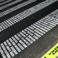 Un paso de peatones formado por las víctimas de los accidentes de tráfico